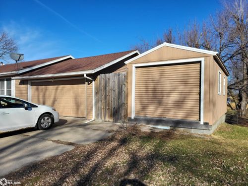 2304 Maple Blvd, Marshalltown, IA, 50158-5130 | Card Image