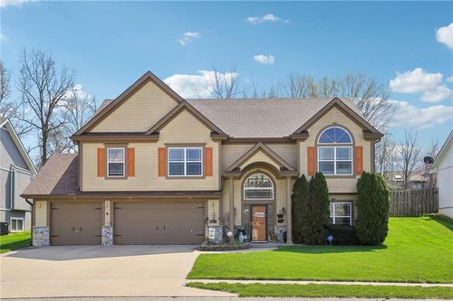 205 Double Tree Ln, Smithville, MO, 64089-9052 | Card Image