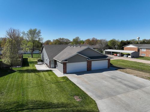 431-429-431 Harvest Rd, Hesston, KS, 67062-8913 | Card Image