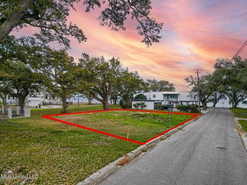 103 E Azalea Dr, Long Beach, MS, 39560-6301 | Card Image