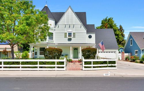 569 W Sample Ave, Clovis, CA, 93612-5703 | Card Image
