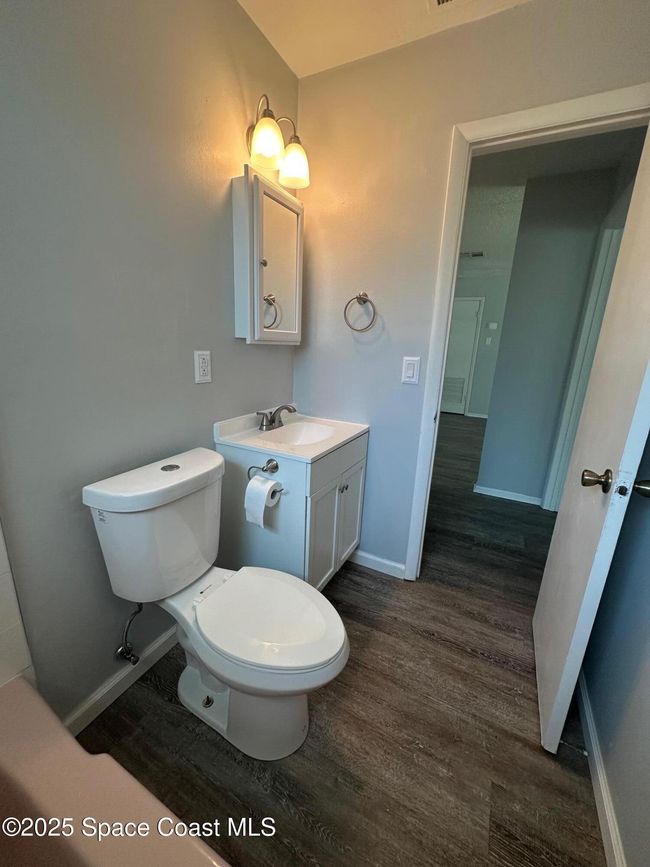 Guest Bathroom w/Tub-Shower Combo | Image 21