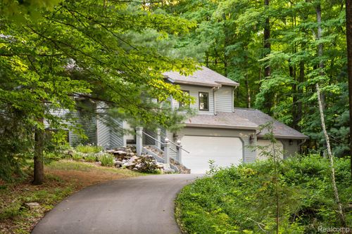 10371 Deerpath N, Traverse City, MI, 49685-9094 | Card Image