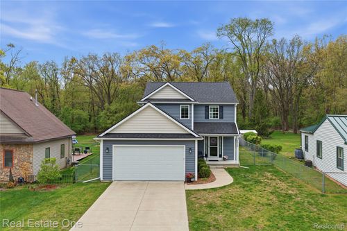 8915 Gittins St, Commerce Twp, MI, 48382-3745 | Card Image