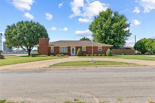 301 W Locust St, Fairview, OK, 73737-2326 | Card Image