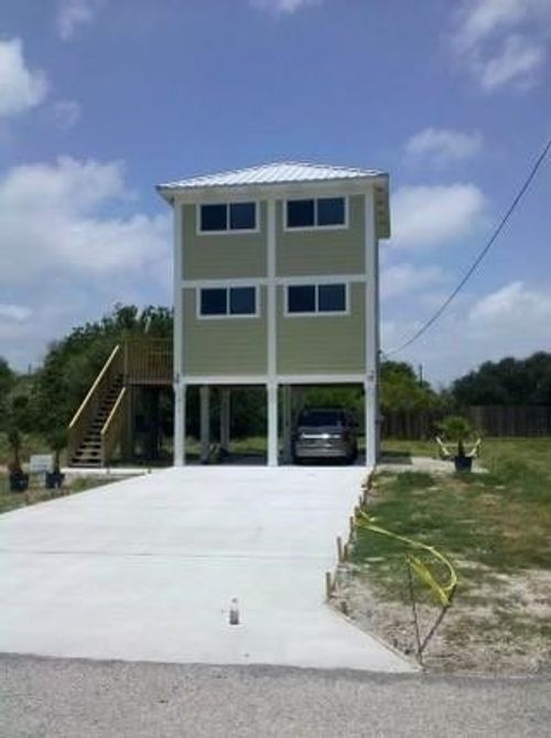 914 Recreation Dr, Corpus Christi, TX, 78418-3334 | Card Image