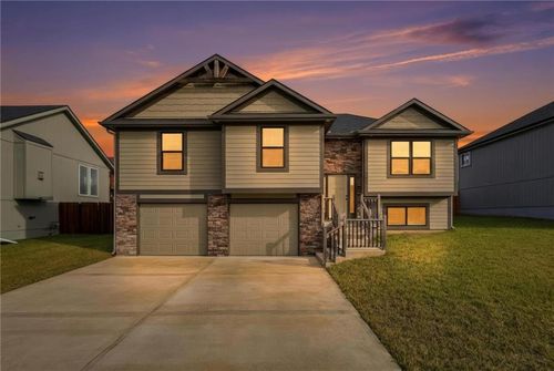 507 Sw Meadowood Dr, Grain Valley, MO, 64029-7884 | Card Image