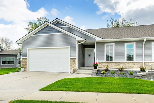 135 Se Silver Pointe Dr, Waukee, IA, 50263-8615 | Card Image