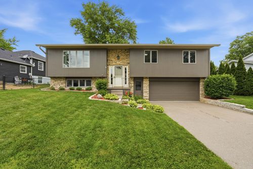 836 W 57th St, Davenport, IA, 52806-2319 | Card Image