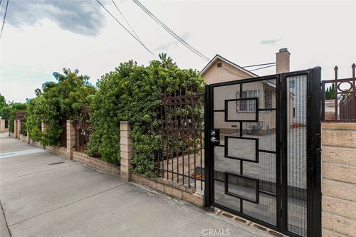8157 Varna Ave, Panorama City, CA, 91402-5519 | Card Image