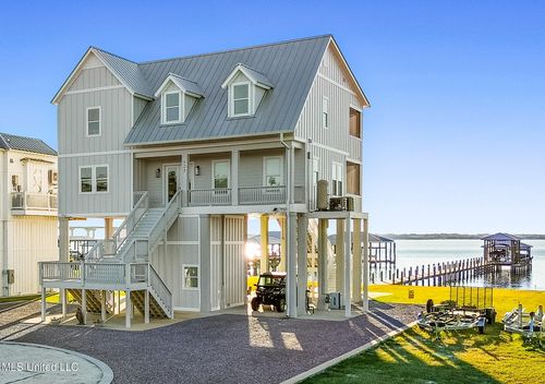 527 Sandy Hook Dr, Pass Christian, MS, 39571-2027 | Card Image