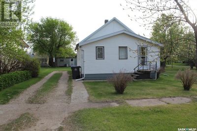 110 7 Th St, House other with 2 bedrooms, 1 bathrooms and null parking in Alameda SK | Image 2