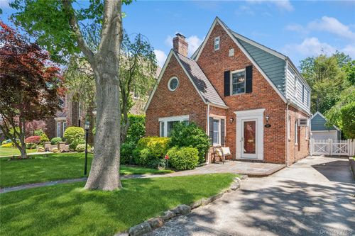 17 Kensington Rd, Garden City, NY, 11530-4209 | Card Image
