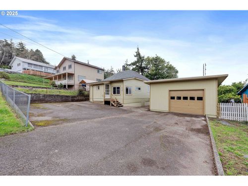 2136 Hamilton St, North Bend, OR, 97459-2704 | Card Image