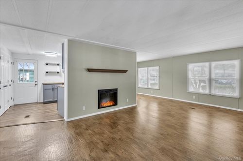 unit-183-183-525 Riverleigh Ave, Riverhead, NY, 11901-3618 | Card Image