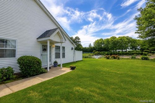 7-7 Summerfield Ln S, Riverhead, NY, 11901-5324 | Card Image