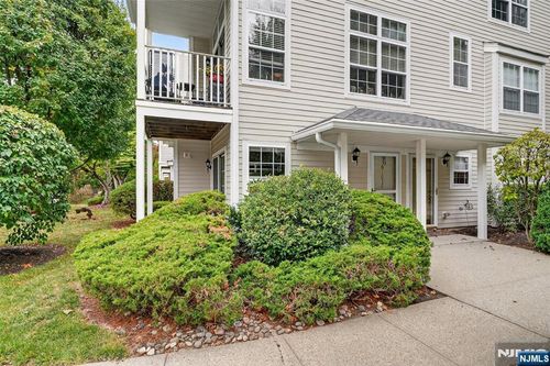 1032 Castle Rd, Mahwah, NJ, 07430-3256 | Card Image