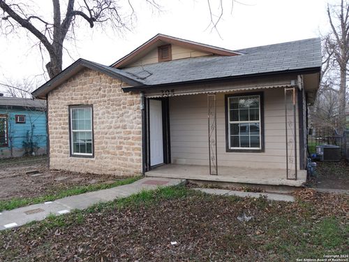 305 Queretaro St, San Antonio, TX, 78237-3946 | Card Image