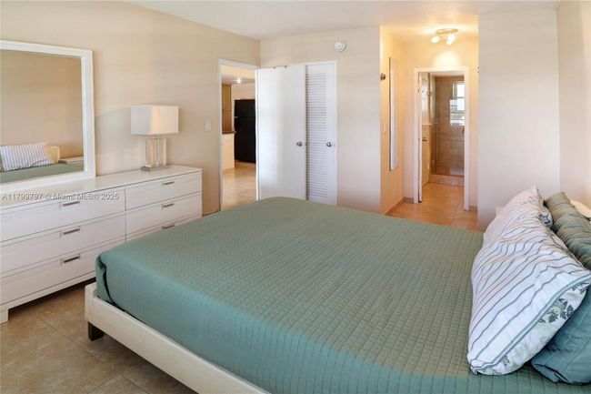 APT-403 - 220 Kings Point Dr, Condo with 1 bedrooms, 1 bathrooms and null parking in Sunny Isles Beach FL | Image 16
