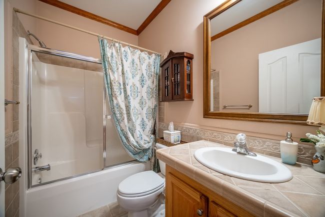 Shared guest bath | Image 25