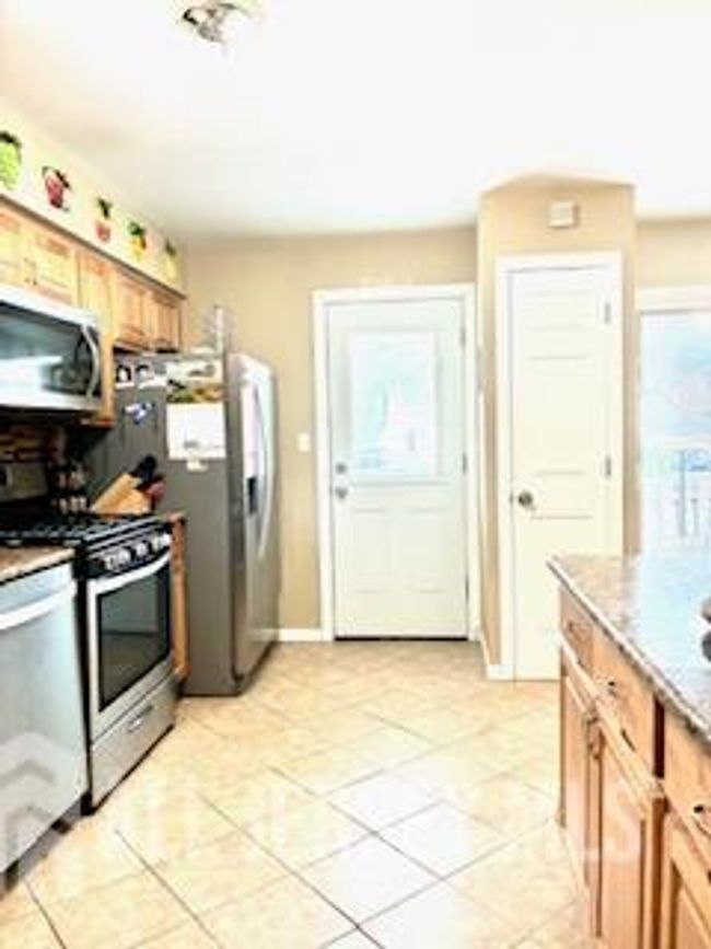 318 High St, Townhouse with 3 bedrooms, 2 bathrooms and null parking in Perth Amboy NJ | Image 17