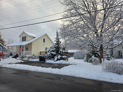 18 Grove St, Highland, NY, 12528-1335 | Card Image