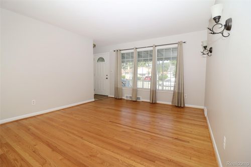 939 Deering St, Garden City, MI, 48135-3164 | Card Image