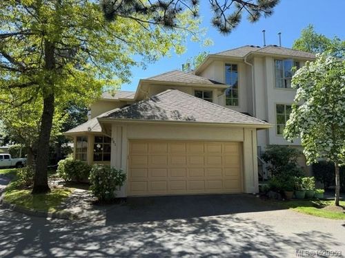 201-510 Marsett Pl, Saanich, BC, V8Z7J1 | Card Image