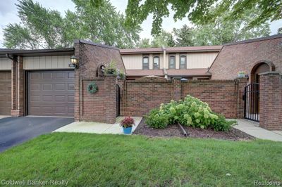 D - 1207 Kirts Boulevard, Condo with 2 bedrooms, 1 bathrooms and null parking in Troy MI | Image 1