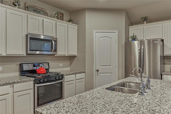 4-burner gas range and microwave! | Image 23
