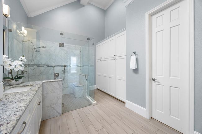 large walk in shower | Image 22