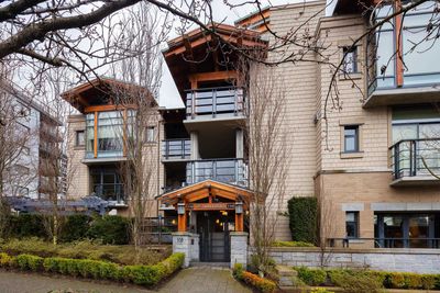 206 - 550 17th St, Condo with 2 bedrooms, 2 bathrooms and 2 parking in West Vancouver BC | Image 1