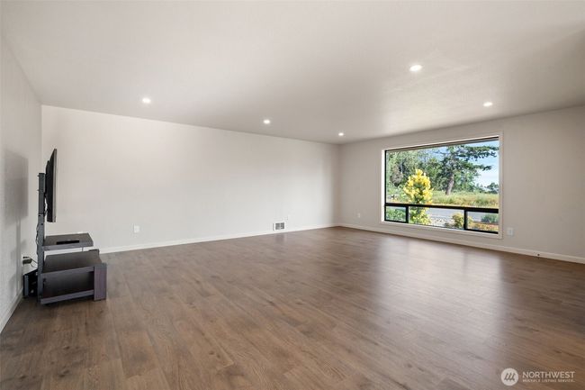 807 W Fir St, House other with 2 bedrooms, 2 bathrooms and 2 parking in Sequim WA | Image 4