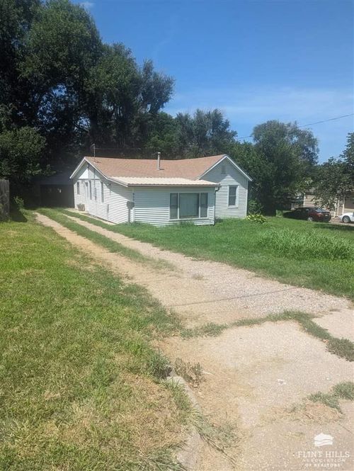 905 Poplar St, Wamego, KS, 66547-1508 | Card Image