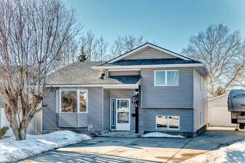 15 23 Avenue Close, Bowden, AB, T0M0K0 | Card Image