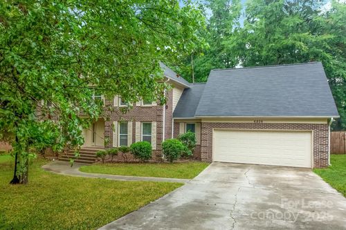 6806 Van De Rohe Dr, Charlotte, NC, 28215-9405 | Card Image