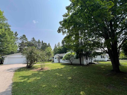 408 Burns St, Charlevoix, MI, 49720-1025 | Card Image