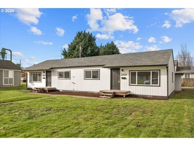 207 Cypress St, House attached with 4 bedrooms, 2 bathrooms and null parking in LONGVIEW WA | Image 3