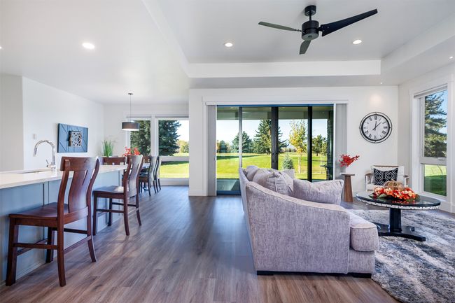 Open and spacious floor plane, breakfast bar | Image 11