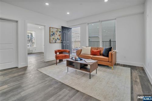 521 10th St, Union City, NJ, 07087-3001 | Card Image