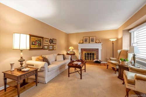 55 Vassar St, Garden City, NY, 11530-5138 | Card Image