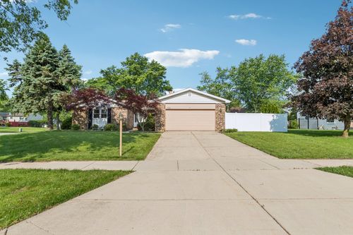 1946 Briarcliffe Blvd, Wheaton, IL, 60189-8502 | Card Image
