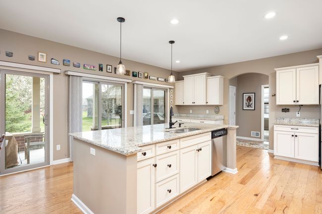 49969 Walter, Condo with 2 bedrooms, 4 bathrooms and null parking in Shelby Township MI | Image 6