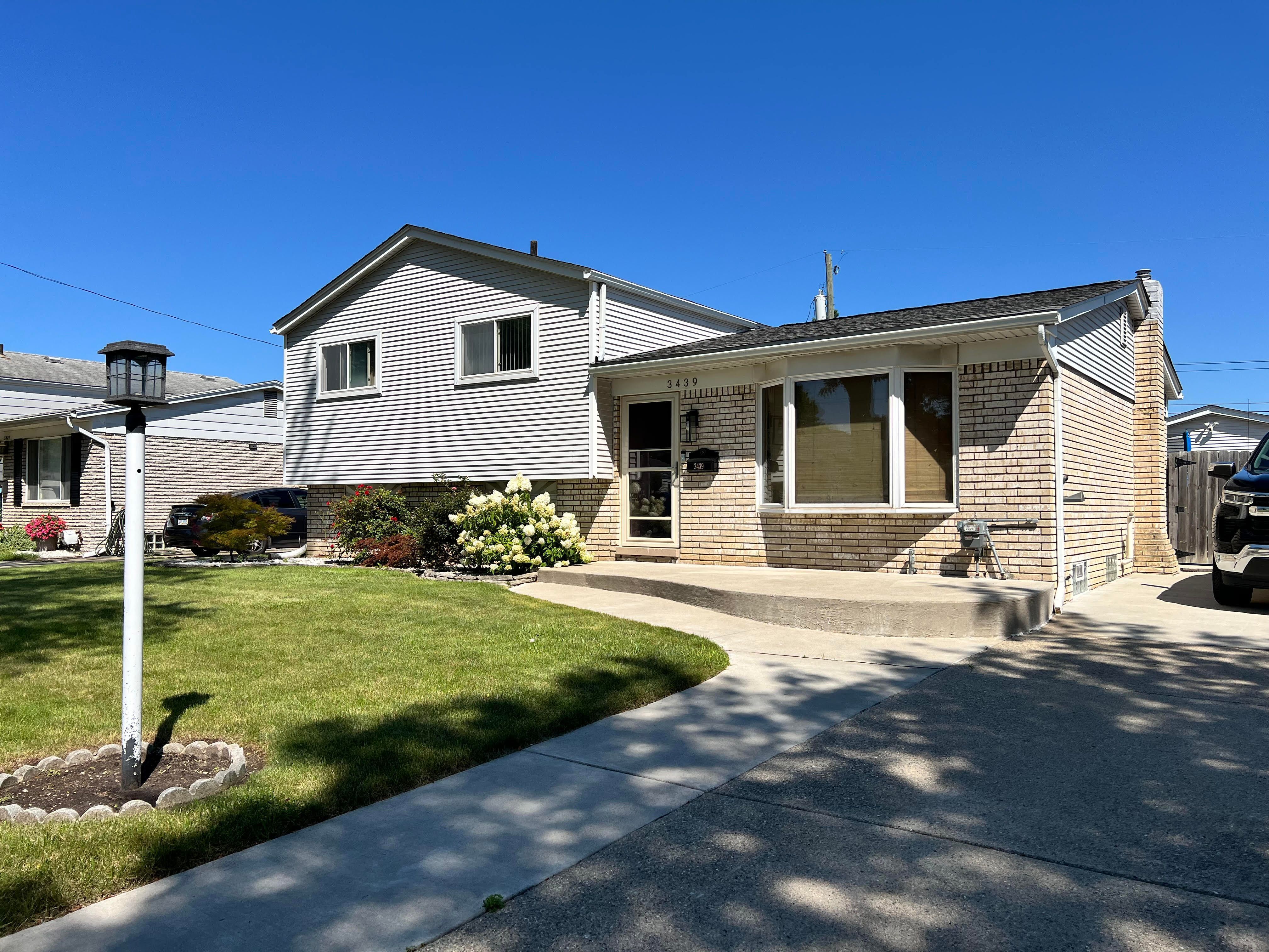 Esch Dr, Warren, MI 48091
