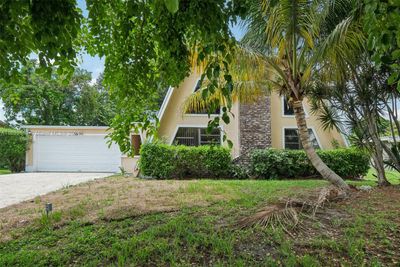 126 Barcelona Dr, House other with 3 bedrooms, 2 bathrooms and null parking in Royal Palm Beach FL | Image 3