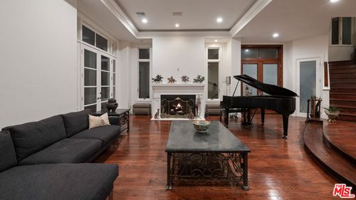 138 Voyage Mall, Marina del Rey, CA, 90292 | Card Image