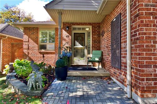 42 Greentrail Dr, Mount Hope, ON, L0R1W0 | Card Image