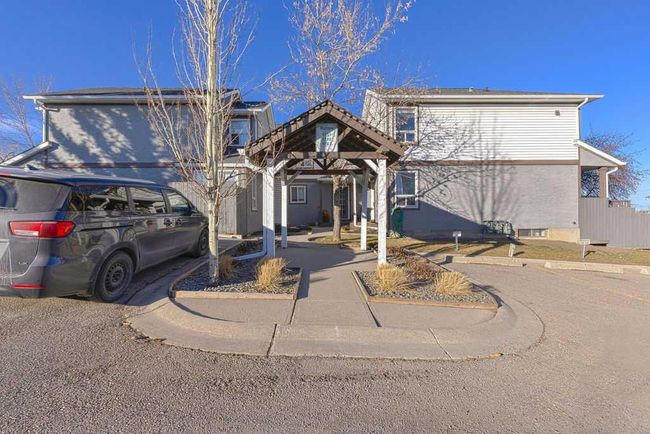 1701 Signal Hill Green Sw, Home with 3 bedrooms, 3 bathrooms and 1 parking in Calgary AB | Image 26