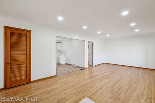 22400 Kelly Rd, Eastpointe, MI, 48021-2621 | Card Image