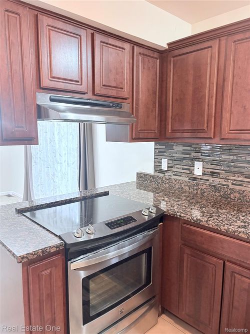 6178 Elarz Dr, Troy, MI, 48085-1371 | Card Image